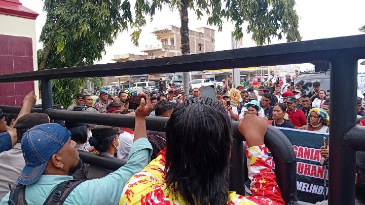 Jerit Tangis Perempuan Sihaporas di Polda Sumut: Orang Tua Kami Dipukuli Layaknya Binatang