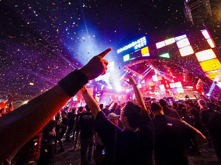 Kolaborasi Elvy Sukaesih x Tokyo Ska Paradise Orchestra Guncang Hari Ketiga Synchronize Fest 2025