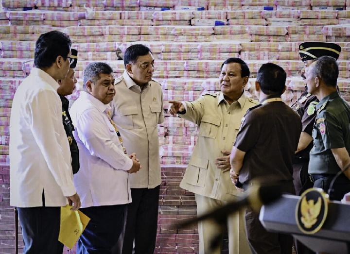 Jaksa Agung Serahkan Uang Kontan Rp 13 Triliun ke Menteri Purbaya, Disaksikan Prabowo