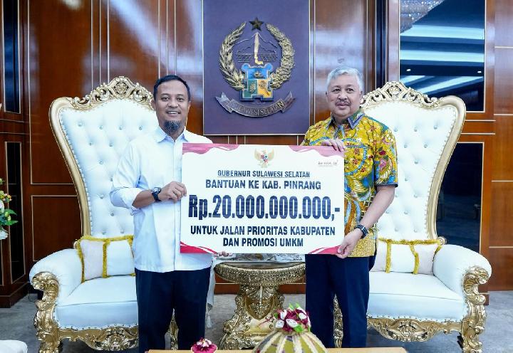 Gubernur Sulsel Serahkan Bantuan Rp 20 Miliar untuk Infrastruktur dan UMKM di Pinrang