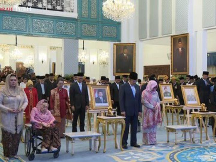 Prabowo Anugerahkan Gelar Pahlawan Nasional ke 10 Tokoh, Termasuk Soeharto dan Gus Dur