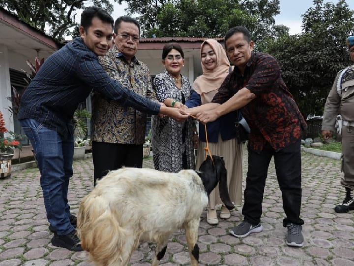 Wali Kota Wesly dan Ketua TP PKK Serahkan Kambing kepada Pemenang Lomba PKK Tingkat Sumut