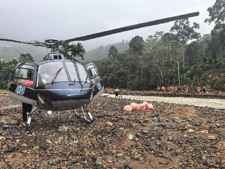 Helikopter BNPB Mendarat di Tepi Sungai untuk Distribusikan Bantuan Warga Terisolasi di Tapteng