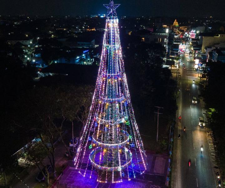 Pohon Terang Tertinggi di Asia Tenggara Ada di Pematangsiantar, Sudah Dinyalakan Sambut Natal 2025