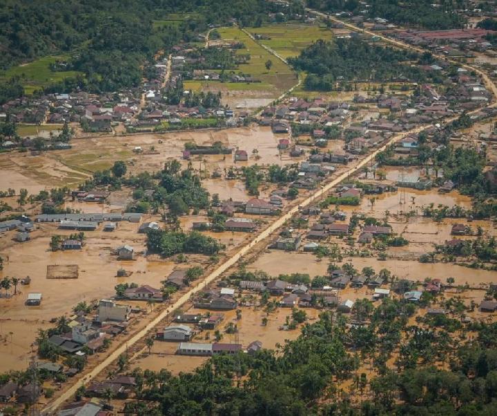 Greenpeace Indonesia Ungkap Dua Penyebab Banjir Hebat yang Menerjang Pulau Sumatra