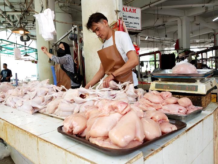 Pedagang Pasar Keluhkan Kenaikan Harga Ayam Potong dan Beras Jelang Nataru