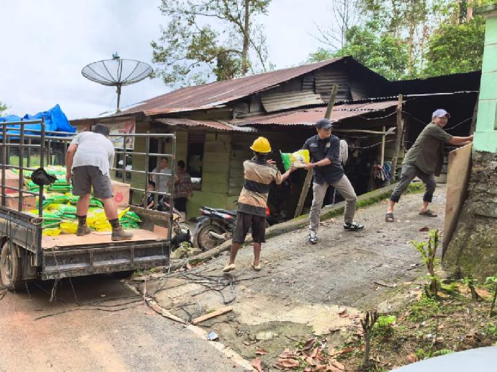 Akses ke Sitahuis Terputus, Anggota DPD Penrad Siagian Salurkan Bantuan Lewat Titik di Taput