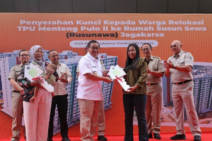 Pramono Anung Serahkan Kunci Rusunawa Jagakarsa untuk Eks Warga TPU Menteng Pulo II