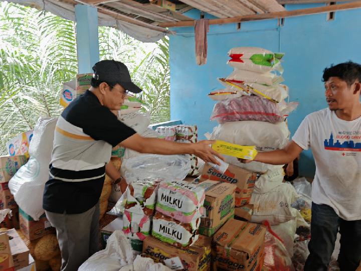 Bantu Warga Terisolir, Anggota DPD Penrad Siagian Kritik Lambatnya Pemerintah Pusat Tangani Bencana Tapteng