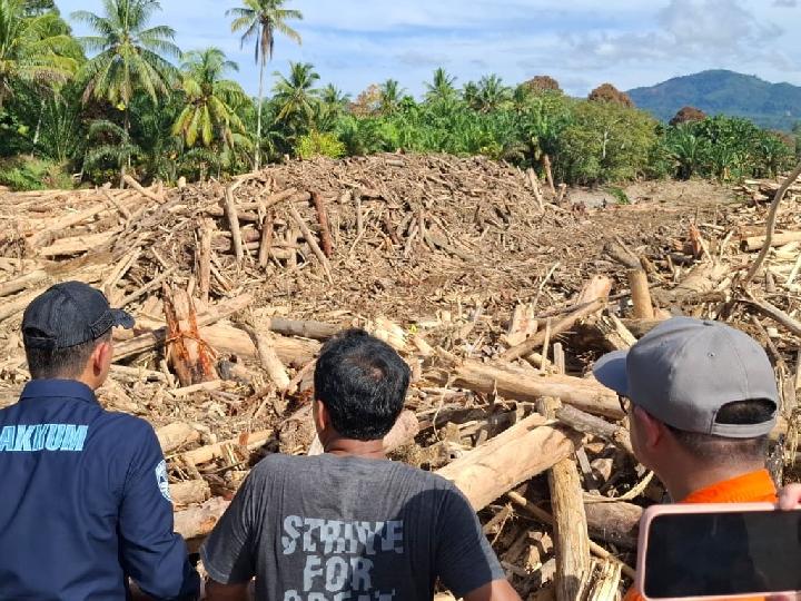 Pembersihan Material Kayu Banjir di Sungai Garoga Batang Toru Terus Dilakukan