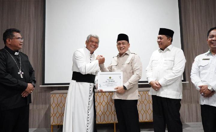 Wamenag Salurkan Bantuan Rp2 Miliar bagi Gereja Katolik Terdampak Banjir di Sumut
