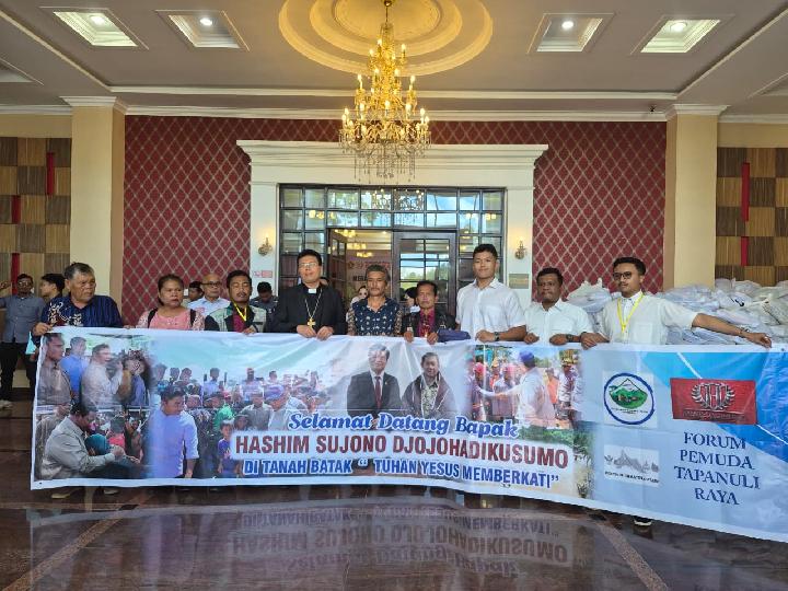 Panitia Perayaan Natal Gereja se-Sumut Serahkan Bantuan kepada Ephorus HKBP