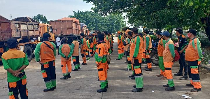 DLH DKI Angkut 137 Ton Sampah dari Pesisir Tanggul Laut Muara Baru Jakarta