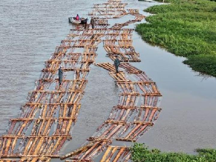 Ratusan Kayu Bulat Ilegal di Perairan Sungai Pawan Ketapang Diamankan Petugas Gakkum Kehutanan&nbsp;