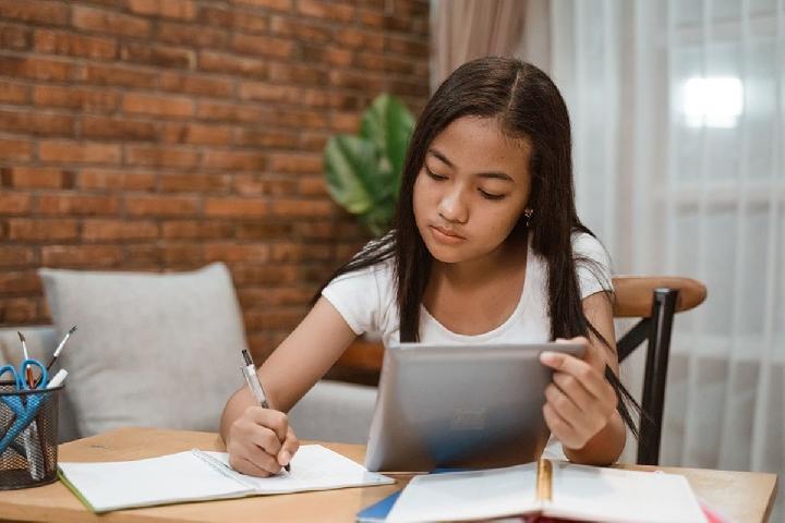 Jakarta Dilanda Cuaca Ekstrem, Dinas Pendidikan DKI Terapkan PJJ hingga 28 Januari 2026