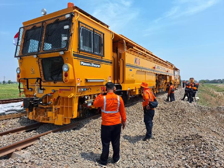 Dukung Transportasi berkelanjutan, KAI Daop 3 Cirebon Tingkatkan Perawatan Prasarana KA Sepanjang 2025
