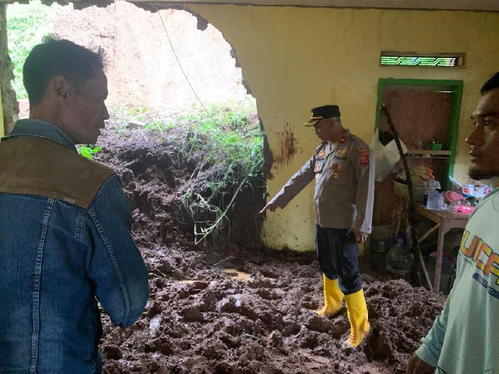 Dua Balita Tewas Tertimbun Longsor di Pangalengan, Rumah Kontrakan Rata Dihantam Material Tanah