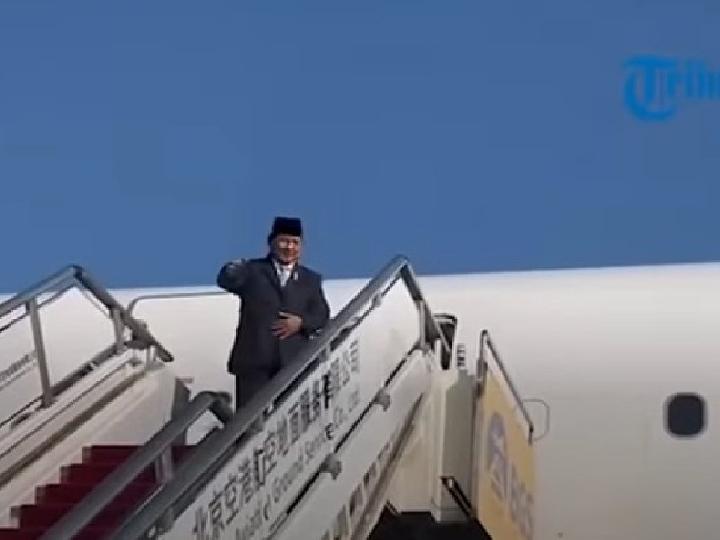 Kabarnya Prabowo ke Luar Negeri Selalu Pakai Dua Pesawat, Seskab Teddy Bilang Begini