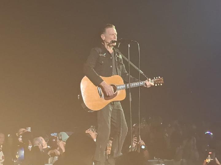 Bryan Adams Sukses Guncang Jakarta Lewat Tur Roll With The Punches