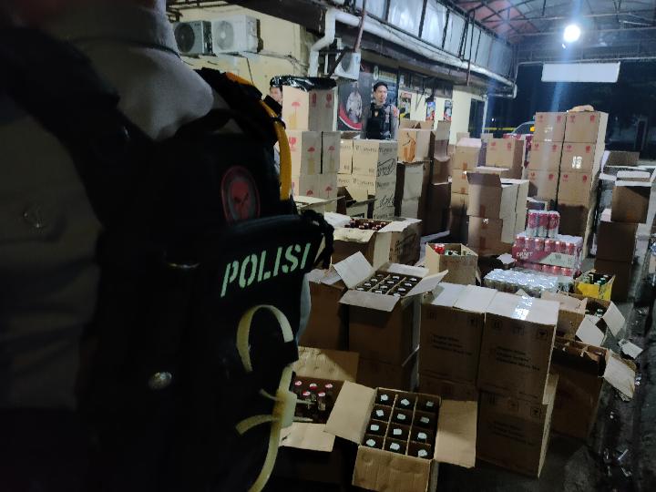 Polisi Sita 4.718 Botol Miras Jelang Ramadan di Makassar