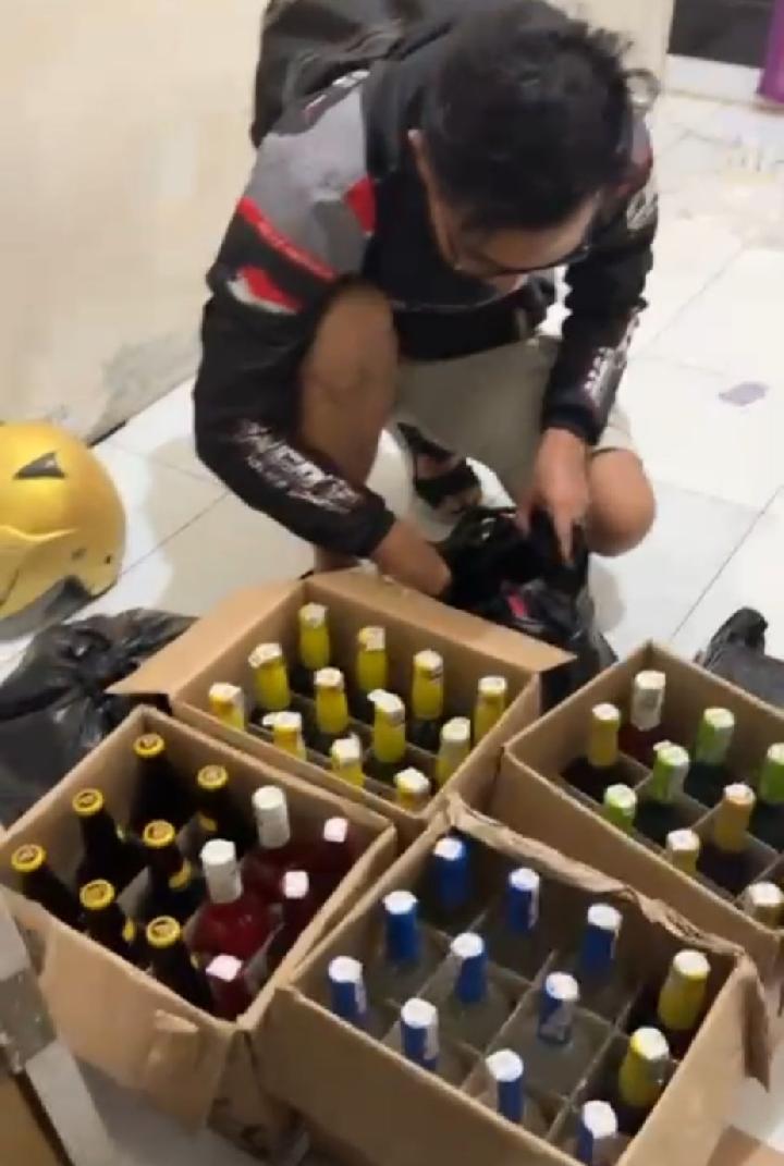 Razia Malam Hari, Satresnarkoba Polres Cirebon Kota Temukan Ratusan Botol Miras Tanpa Izin Edar