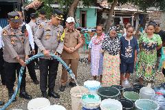 Peduli Masyarakat Terdampak Kekeringan, Kapolres Cirebon Kota Salurkan Bantuan Air Bersih