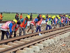 KAI Menyampaikan Permohonan Maaf Atas Kelambatan Kedatangan KA di Stasiun Cirebon dan Cirebon Prujakan