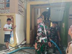 Personel Yonkav 10/Mg Sigap Padamkan Api yang Membakar Rumah Warga di Makassar