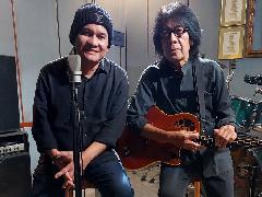 Gandeng Ian Antono, Ade Hubert Lepas Single Debut Pujangga Cinta