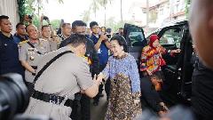 Di Momen HUT Ke-100 Istri Jenderal Hoegeng, Kapolri Cium Tangan Megawati