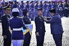 Presiden Prabowo Anugerahkan Penghargaan Kepada Tujuh Satuan dan Tiga Perwira Polri