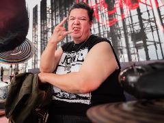 Drummer Koil, Leon Rilis Buku Dapur Rock N' Roll: Di Antara Musik dan Masak.