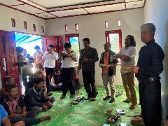 Ephorus HKI Berikan 'Boras Sipir Ni Tondi' ke Warga Korban Kekerasan TPL di Toba