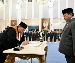 Prabowo Saksikan Suharto Bersumpah Jadi Wakil Ketua MA