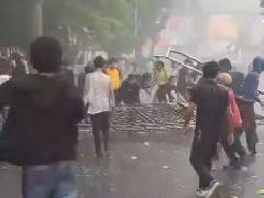 Unras di Siantar Diwarnai Perusakan Pintu Gerbang Kantor DPRD