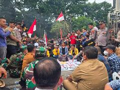 Duduk bersama Pendemo, Wali Kota Siantar Wesly Silalahi Janji Batalkan Kenaikan Pajak 1000 Persen
