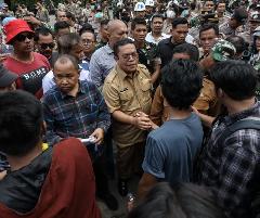 Wesly Bersama Forkopimda Duduk Bersama Pengunjuk Rasa di Depan Gedung DPRD Pematangsiantar