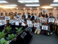 Dua Kakek Korban Kriminalisasi PT TPL Didampingi Pastor dan Pendeta Mengadu ke DPR
