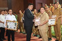 Wesly Silalahi Terima Penghargaan UHC dan Sertifikat Pembagian DBH dari Gubernur Sumut