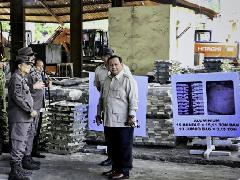 Prabowo Saksikan Anggotanya Serahkan Hasil Rampasan Tambang Ilegal, Sekitar Rp 300 Triliun