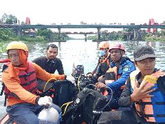 Seorang Pemuda Hanyut Usai Terjatuh di Jembatan Kembar Gowa