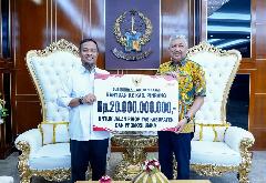 Gubernur Sulsel Serahkan Bantuan Rp 20 Miliar untuk Infrastruktur dan UMKM di Pinrang