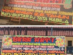 Bunga Papan Jumbo Berdiri di Kejaksaan dan PN Siantar Terkait Kasus Ratu Ekstasi