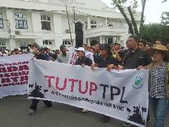 'O Tano Batak' Dikumandangkan Puluhan Ribu Warga dalam Demo Tutup TPL di Kantor Gubsu, Bobby 'Raib'