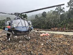 Helikopter BNPB Mendarat di Tepi Sungai untuk Distribusikan Bantuan Warga Terisolasi di Tapteng