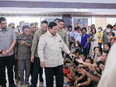 Warga Cerita ke Prabowo, Saat Air Sungai Mulai Naik Hingga Menerjang Wilayah Mereka
