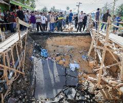 Hitung Jembatan dan Rumah Rusak Pasca Bencana, Prabowo: Insyaallah Kita akan Perbaiki Semuanya