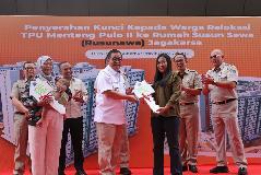 Pramono Anung Serahkan Kunci Rusunawa Jagakarsa untuk Eks Warga TPU Menteng Pulo II