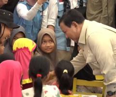 Prabowo Bolak Balik ke Sumatra, di Sumbar Ngobrol Akrab dengan Anak-anak Pengungsi