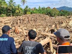 Pembersihan Material Kayu Banjir di Sungai Garoga Batang Toru Terus Dilakukan